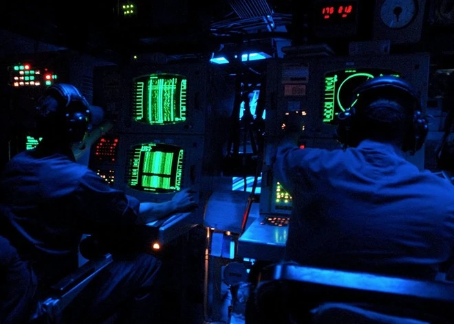 Tàu ngầm hạt nhân không được gắn cửa sổ, công nghệ quét sonar (hệ thống định vị dưới nước bằng âm hoặc siêu âm) chính là tai và mắt của những thủy thủ điều khiển tàu ngầm. Tàu ngầm hạt nhân không được gắn cửa sổ, công nghệ quét sonar (hệ thống định vị dưới nước bằng âm hoặc siêu âm) chính là tai và mắt của những thủy thủ điều khiển tàu ngầm.