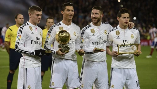 Dàn cầu thủ Real khoe những danh hiệu họ được nhận trong lễ trao giải của FIFA cách đây ít ngày. Ảnh:AFP. anh-2-7109-1421367837.jpg