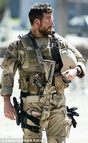 Chris Kyle trong bộ phim Tay bắn tỉa Mỹ Cuộc đời tay bắn tỉa nguy hiểm nhất thế giới
