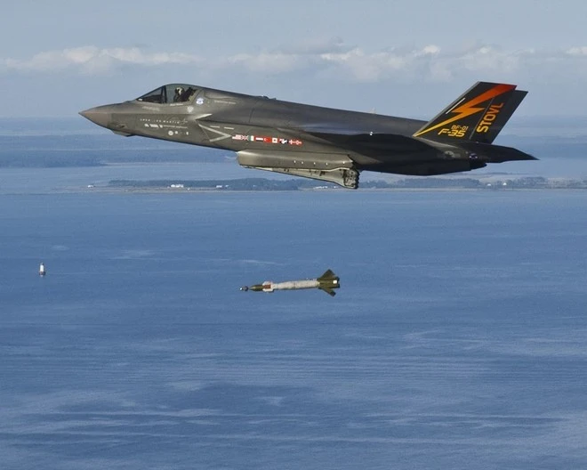 Biến thể cất - hạ cánh thẳng đứng F-35B thử nghiệm bom thông minh GBU-12 Paveway. Biến thể này sẽ triển khai hoạt động trong thủy quân lục chiến Mỹ. Biến thể cất - hạ cánh thẳng đứng F-35B thử nghiệm bom thông minh GBU-12 Paveway. Biến thể này sẽ triển khai hoạt động trong thủy quân lục chiến Mỹ.
