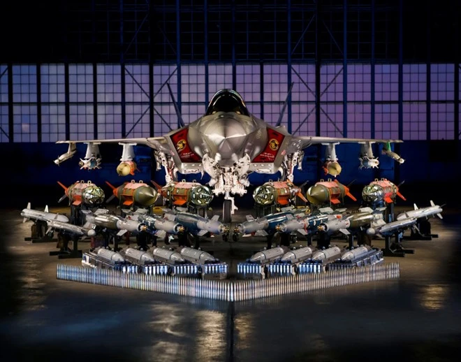 Chương trình tiêm kích tiến công kết hợp JSF F-35 là dự án phát triển tiêm kích tàng hình mới nhất của Mỹ do tập đoàn Lockheed Martin cùng các đối tác thực hiện. Chương trình tiêm kích tiến công kết hợp JSF F-35 là dự án phát triển tiêm kích tàng hình mới nhất của Mỹ do tập đoàn Lockheed Martin cùng các đối tác thực hiện.