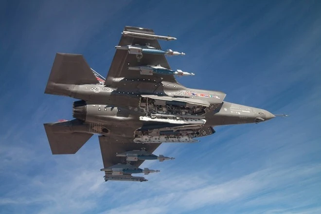 Việc đeo vũ khí bên ngoài cánh sẽ ảnh hưởng đến khả năng tàng hình của F-35. Cấu hình này thường sử dụng trong các trường hợp có ít mối đe dọa phòng không đối với F-35. Việc đeo vũ khí bên ngoài cánh sẽ ảnh hưởng đến khả năng tàng hình của F-35. Cấu hình này thường sử dụng trong các trường hợp có ít mối đe dọa phòng không đối với F-35.