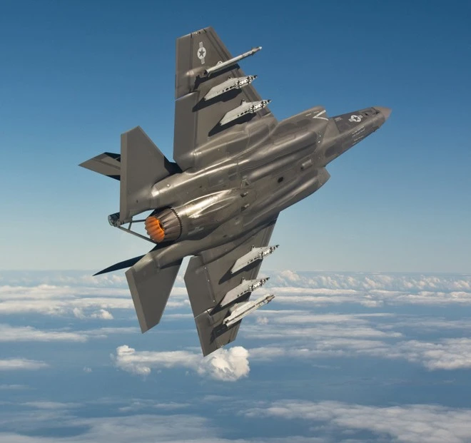 Tiêm kích F-35 còn được vũ trang một pháo GAU-22 25 mm với cơ số 180 viên đạn. Tiêm kích F-35 còn được vũ trang một pháo GAU-22 25 mm với cơ số 180 viên đạn.