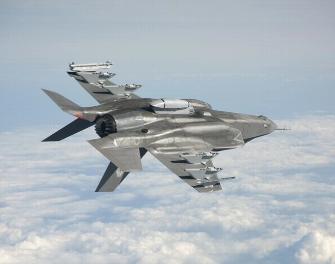 JSF F-35 là chương trình phát triển tiêm kích đa quốc gia nên ngoài các vũ khí do Mỹ sản xuất nó còn có khả năng trang bị thêm vũ khí của các nước đối tác. JSF F-35 là chương trình phát triển tiêm kích đa quốc gia nên ngoài các vũ khí do Mỹ sản xuất nó còn có khả năng trang bị thêm vũ khí của các nước đối tác.