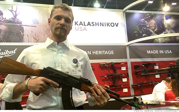 Rick Young, tay buôn AK ở Mỹ cùng khẩu AK-47 tại triển lãm súng Las Vegas