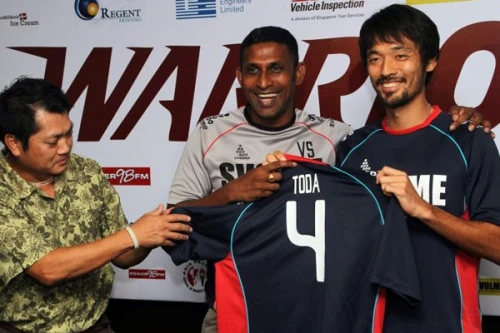 Kazuyuki Toda (phải) ra mắtCLB Warriors FC năm 2013. Ảnh:S-League. saffc-todasigning-ps2013-5847-1419501490