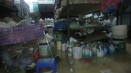 Đường ống vỡ, nước chảy lênh láng kéo dài cả trăm mét ảnh 1 Đường ống vỡ, nước chảy lênh láng kéo dài cả trăm mét ảnh 1