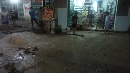 Đường ống vỡ, nước chảy lênh láng kéo dài cả trăm mét ảnh 2 Đường ống vỡ, nước chảy lênh láng kéo dài cả trăm mét ảnh 2