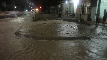 Đường ống vỡ, nước chảy lênh láng kéo dài cả trăm mét ảnh 3 Đường ống vỡ, nước chảy lênh láng kéo dài cả trăm mét ảnh 3