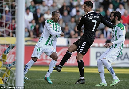 Ronaldo bị cấm thi đấu 2 trận vì 'đánh nguội' ảnh 2