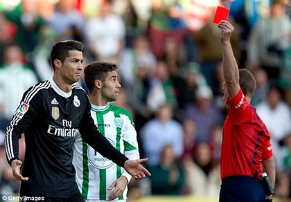 Ronaldo bị cấm thi đấu 2 trận vì 'đánh nguội' ảnh 1