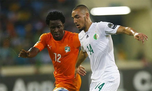 Bony lập cú đúp ở những thời điểm quan trọng, góp phần làm nên thắng lợi trước Algeria (áo trắng). Ảnh:Reuters. top-2025-1422832135.jpg