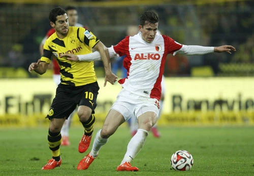 Lần thứ "n" mùa này, Dortmund - nhà vô địch Bundesliga vào các năm 2011, 2012 và á quân ở hai mùa gần nhất - thất bại trước các đối thủ kém xa họ về danh tiếng, đẳng cấp. Ảnh:Reuters. Mkhitaryan-Dortmund-v-Augsburg-7763-1423