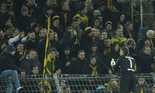 Weidenfeller an ủi các CĐV sau khi trận đấu kết thúc. Ảnh:Reuters. Weidenfeller-Dortmund-v-Ausgbu-8946-9578