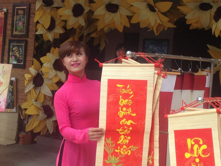Người đẹp khoe sắc cùng hoa tết Ất Mùi ảnh 14 Người đẹp khoe sắc cùng hoa tết Ất Mùi ảnh 14