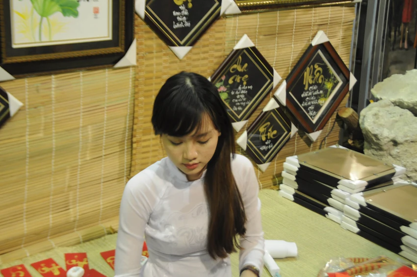 Người đẹp khoe sắc cùng hoa tết Ất Mùi ảnh 17 Người đẹp khoe sắc cùng hoa tết Ất Mùi ảnh 17