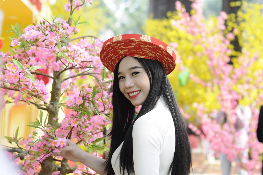 Người đẹp khoe sắc cùng hoa tết Ất Mùi ảnh 20 Người đẹp khoe sắc cùng hoa tết Ất Mùi ảnh 20