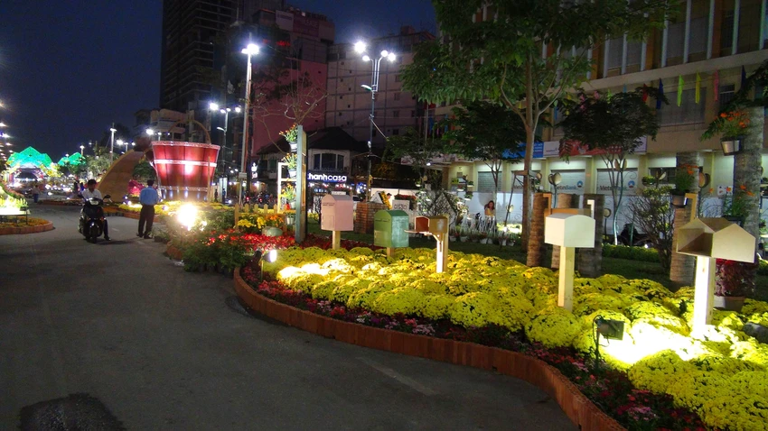 Ngắm đường hoa Hàm Nghi trước giờ khai mạc ảnh 10 Ngắm đường hoa Hàm Nghi trước giờ khai mạc ảnh 10