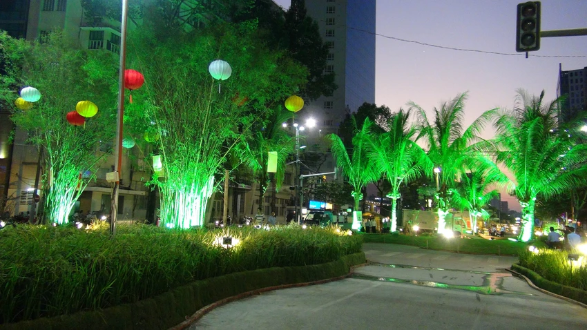 Ngắm đường hoa Hàm Nghi trước giờ khai mạc ảnh 8 Ngắm đường hoa Hàm Nghi trước giờ khai mạc ảnh 8