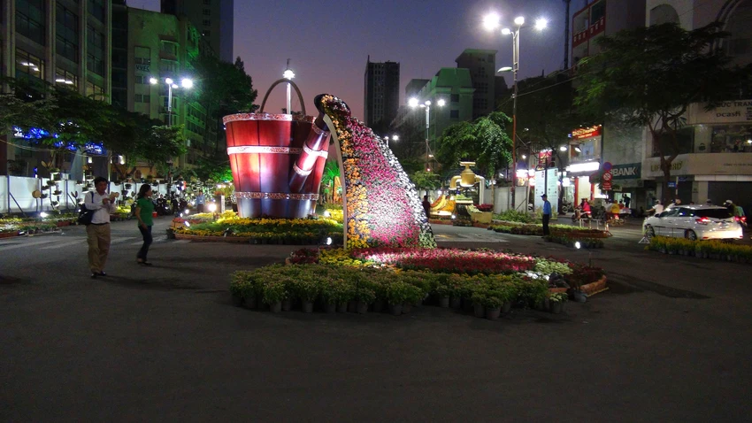 Ngắm đường hoa Hàm Nghi trước giờ khai mạc ảnh 11 Ngắm đường hoa Hàm Nghi trước giờ khai mạc ảnh 11