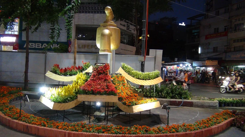 Ngắm đường hoa Hàm Nghi trước giờ khai mạc ảnh 12 Ngắm đường hoa Hàm Nghi trước giờ khai mạc ảnh 12