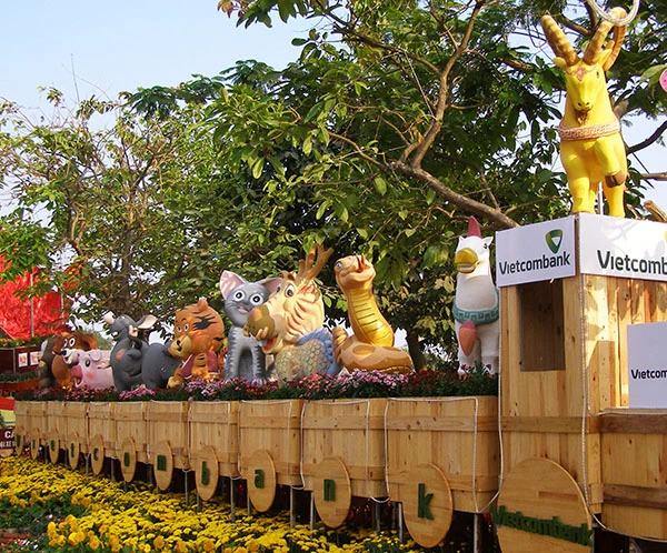 Cách điệu chú dê trên đường hoa Trấn Biên xuân Ất Mùi 2015 ảnh 2
