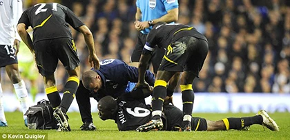 Gomis ngã gục trên sân: Ký ức kinh hoàng ùa về với Muamba ảnh 3