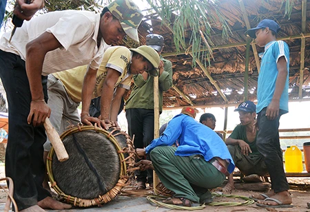 Rộn rã Lễ hội Đập trống của người Ma Coong ảnh 2 Rộn rã Lễ hội Đập trống của người Ma Coong ảnh 2