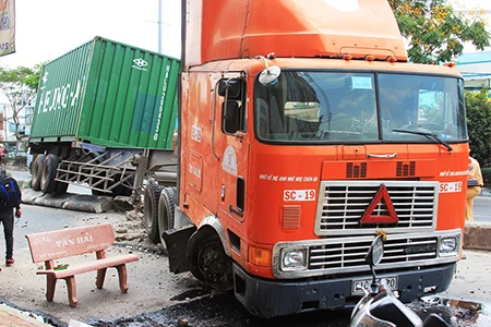 Container mất lái, húc nát dải phân cách trên quốc lộ ảnh 1 Container mất lái, húc nát dải phân cách trên quốc lộ ảnh 1
