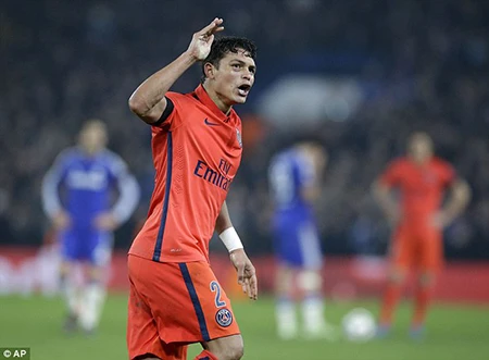 Terry kèm... đồng đội Cahill trong bàn thua quyết định của Chelsea ảnh 5