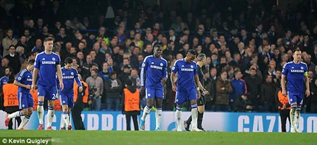 Terry kèm... đồng đội Cahill trong bàn thua quyết định của Chelsea ảnh 6