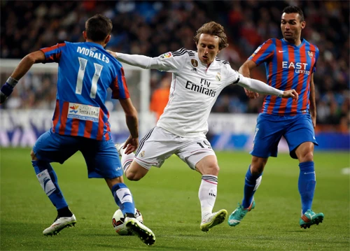 Real (trắng) vẫn còn nguyên cơ hội giành La Liga mùa này. Ảnh: Reuters. 2-5127-1426465485.jpg