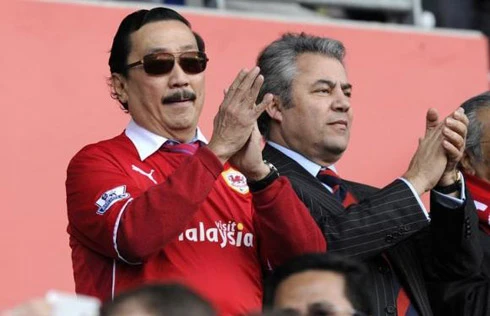 Cardiff City đứng bét bảng và xuống hạng mùa giải trước vẫn mang về cho ông chủ Vincent Tan (áo đỏ) gần 100 triệu đôla. Ảnh:Reuters. car-9345-1426670660.jpg