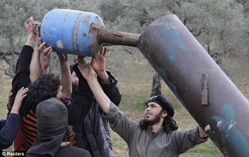 Xem quân nổi dậy Syria tự sản xuất vũ khí trong hang động ảnh 5 Xem quân nổi dậy Syria tự sản xuất vũ khí trong hang động ảnh 5