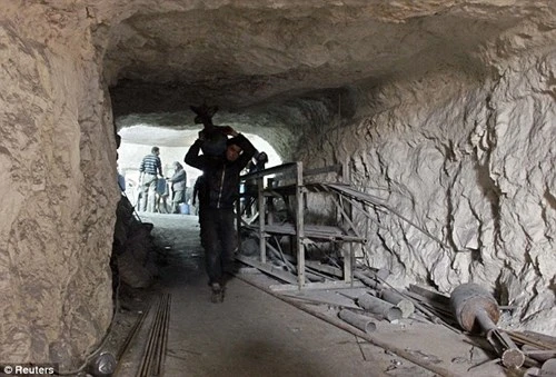 Xem quân nổi dậy Syria tự sản xuất vũ khí trong hang động ảnh 8
