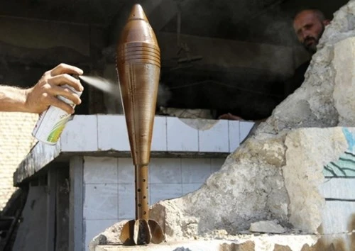 Xem quân nổi dậy Syria tự sản xuất vũ khí trong hang động ảnh 10 Xem quân nổi dậy Syria tự sản xuất vũ khí trong hang động ảnh 10