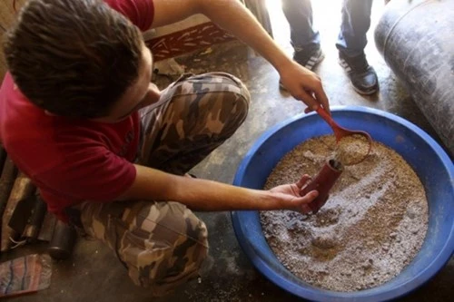 Xem quân nổi dậy Syria tự sản xuất vũ khí trong hang động ảnh 11 Xem quân nổi dậy Syria tự sản xuất vũ khí trong hang động ảnh 11