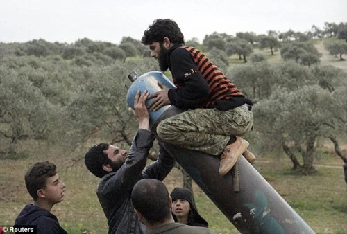 Xem quân nổi dậy Syria tự sản xuất vũ khí trong hang động ảnh 6