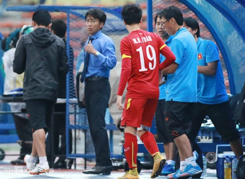 HLV Miura sẽ dùngVăn Toàn, Tuấn Anh cho mục tiêuthắng đậm Olympic Macau. Ảnh:Đức Đồng. 2G3A4235-1427645499-660x0-5831-142767882