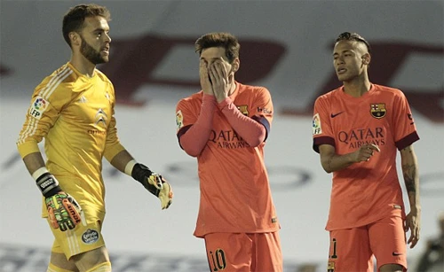 Hàng công của Barca (cam) có một ngày thi đấu thiếu hiệu quả. Ảnh:AP. Untitled-1-7444-1428282995.jpg