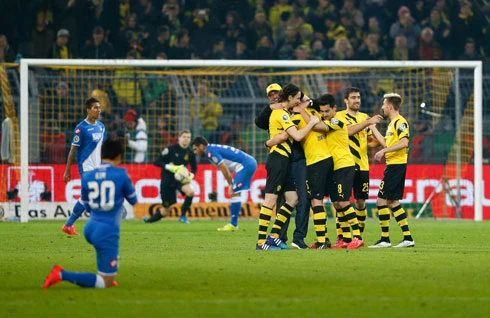 Cầu thủ Dortmund ôm nhau ăn mừng khi vượt qua Hoffenheim. Ảnh:Reuters. d2-3985-1428450966.jpg