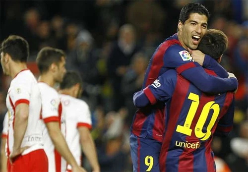 Barca tiếp tục duy trì khoảng cách 4 điểm hơn Real. suarez1-9333-1428530863.jpg