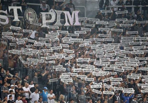 CĐV Corinthians giăng biểu phản ứng sauvụ xả súng. Ảnh:Reuters cdv-3777-1429497989.jpg