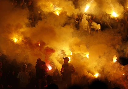 Bạo loạn khủng khiếp trong trận derby thủ đô của Serbia ảnh 1 Bạo loạn khủng khiếp trong trận derby thủ đô của Serbia ảnh 1
