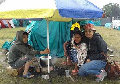 Tường thuật của PV Cẩm Tú: Nepal - Chiếu đất màn trời ảnh 3 Tường thuật của PV Cẩm Tú: Nepal - Chiếu đất màn trời ảnh 3