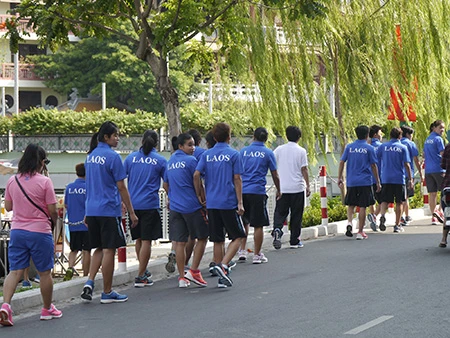Tuyển nữ Lào uống nước dừa, tung tăng giữa phố Sài Gòn ảnh 2 Tuyển nữ Lào uống nước dừa, tung tăng giữa phố Sài Gòn ảnh 2