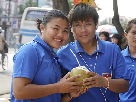 Tuyển nữ Lào uống nước dừa, tung tăng giữa phố Sài Gòn ảnh 8 Tuyển nữ Lào uống nước dừa, tung tăng giữa phố Sài Gòn ảnh 8