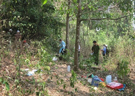 Phát hiện xác người đàn ông phân hủy trong rừng vắng ảnh 2 Phát hiện xác người đàn ông phân hủy trong rừng vắng ảnh 2