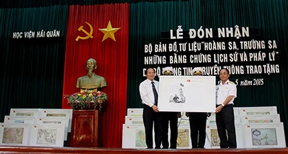 Trao tặng trên 100 bản đồ, tư liệu về Hoàng Sa, Trường Sa ảnh 1 Trao tặng trên 100 bản đồ, tư liệu về Hoàng Sa, Trường Sa ảnh 1