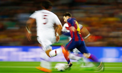 Messi kỳ ảo tại Nou Camp hôm qua, làm nên khác biệt lớn nhất giữa đội thắng và đội thua. Ảnh:Reuters. Messi-Barca-3-0-Bayern-SF-2015-8118-1430